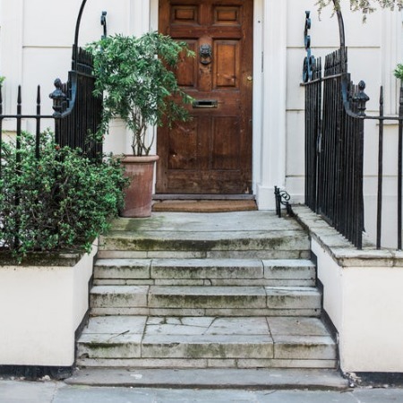 When buying a wheelchair ramp is impossible: example of house front that doesn't allow you to build a ramp 