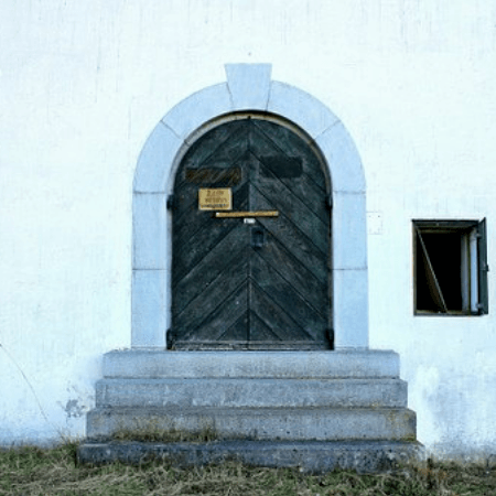 When buying a wheelchair ramp is impossible: example of house front that doesn't allow you to build a ramp 