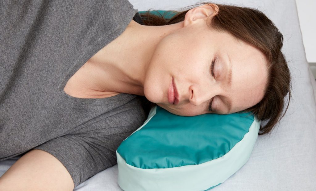 The cushion prevents pressure on the ear.